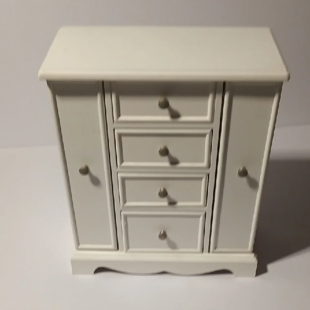 Kohl's White Jewelry Organizer with Classic Design
